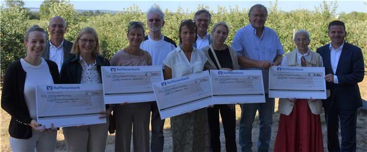 (Vorne v. l.) Frau Lex, Frau Bienentreu, Frau Gahl, Frau Goldmann, Frau Stühm, Herr Kirsch, Frau Meyer zu Drewer, Bürgermeister Holger Jung; (Hinten v. l.) Herr Spilles, Herr Pusch, Herr Kraus.  Foto: privat