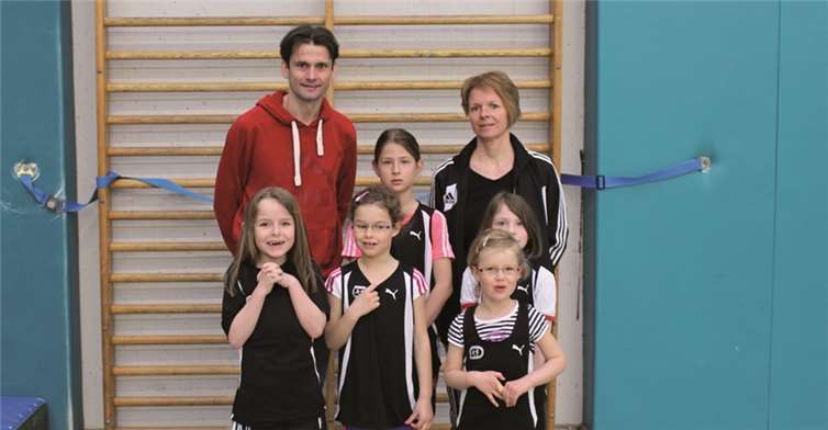 (Vorne, v. l) Kim Rübenach, Hannah Heimroth und Emely Heimroth; (hintere Reihe v. l) Peter Rübenach (Betreuer), Carolin Esser, Petra Weidenbach (Geschäftsführerin) und Magdalena Wisniewski.Privat