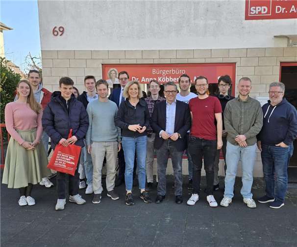 Vorne v.l.: Anne Saalmann, Atay Adler, Adreas Sonntag, Anna Köbberling (MdL), Thorsten Rudolph (MdB), Dennis Tritsky (Vorsitzender Jusos Koblenz), Tom Wenzelmann, Christoph Bretz (AG60+). Hinten v.l.: Vincenc Schulz, Aurelius Wintermeyer, Paul Breidbach, Lucas Rauland, Leon Martiny, Mihai Gligor. Foto: Tom Hoffman