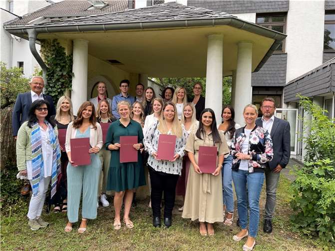 Vorne v.l.: Barbara Dücker, Christiane Serpokrylov, Julie Hermans, Valerie Helmes, Andrea Regehr, Kristina Greilich, Julia Seeberg, Melanie Hoffmann, Katharina Elvert, Nazmiye Nur Ates, Susanne Ledovskich, Diana Wonka, Oliver Honnef sowie (hinten v.l.) Landrat Achim Hallerbach, Marvin Schäfer, Markus Richter, Samuel Neufeld, Saskia Zickenheiner, Birgit Eisenhuth, Martha Lehnhardt und Vera Schwindenhammer. Foto: Kreisverwaltung Neuwied