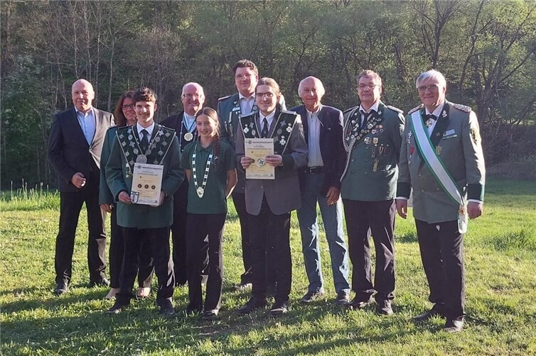 Vorne v.l. Bezirks-Schülerprinz Maximilian Schick, Bezirks-Bambiniprinzessin Clara Simons, Bezirks-Jungschützenprinz Markus Wohlrab.
