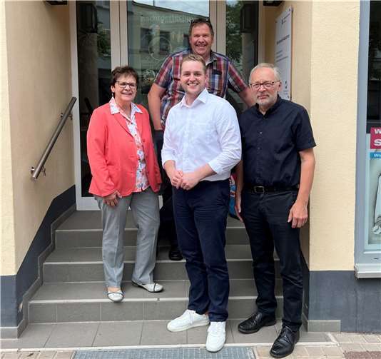 Vorne (v.l.): Hauptgeschäftsführerin Elisabeth Schubert, Bundestagsabgeordneter Martin Diedenhofen, Kreishandwerksmeister Wolfgang Becker, hinten: Geschäftsführer Michael Braun. Foto: Florian Augst