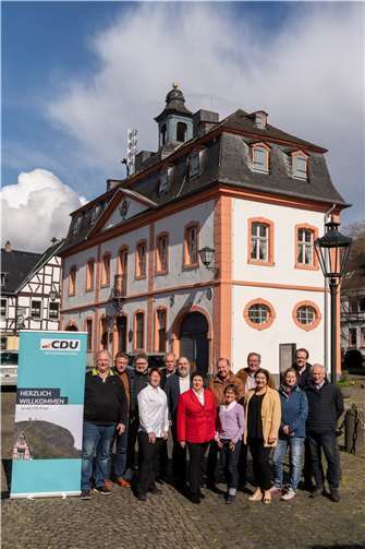 Vorne (v.l.): Jeanette Bender, Beate Lister, Janina Kalloch, Daniela Simon, Nadine Liboth, Heribert Siebertz; hinten (v.l.): Peter Wolf, Erwin Ott, Marcus Wolf, Werner Henneker, Andreas Schwager, Günter Hirzmann, Bernd Süßmilch, Henrik Gerlach  Foto: CREATV PICTURE – Heinz-Werner Lamberz