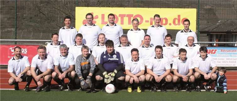(Vorne v.l.) Rüdiger Fühles, Hans Peter Goebel, Matthias Klinkner, Manfred Cornely, Marc Denzer, Frank Arnoldi, Jochen Angst, Klaus Andrae, Mario Nowak. (Mitte v.l.) Martin Zacharias, Ralf Oster, Benni Schmidt, Klaus Möllmann, Rüdiger Dünzen, Frank Schmitz, Rainer Hürter, (Hinten v.l.) Timo Bertram, Andreas Heucher, Manfred Gräfen, Rainer Rottstock, Uwe Dohler, Marc Jobelius. Es fehlen: Jan Diederichs, Ralph Sartoris, Thomas Heucher, Patrick Cornely, Dieter Schuster.  Privat
