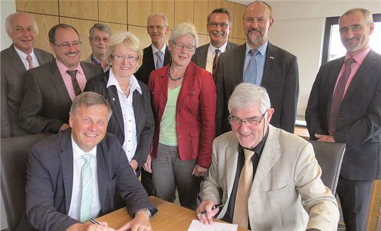 (Vorne, v.l.) SGD Nord Präsident Dr. Ulrich Kleemann, MAYKO Geschäftsführer Johannes Netz. (hinten v.l.) Erster Kreisbeigeordneter des Landkreises Mayen-Koblenz Bernhard Mauel, Verbandsbürgermeister der Verbandsgemeinde Vordereifel Gerd Heilmann, Gesellschafter Winfried Thomas, Beigeordnete der Stadt Mayen Marika Kohlhaas, vero Baustoffverband Christian Grolig, NABU Rheinland-Pfalz Margot Bechthold, Hauptgeschäftsführer vero des Verbandes der Bau- und Rohstoffindustrie e.V. Raimo Benger, Landesamt für Geologie- und Bergbau Direktor Prof. Dr. Harald Ehses, Ministerium Wirtschaft, Klimaschutz, Energie und Landesplanung Holsten Hübner.  Privat