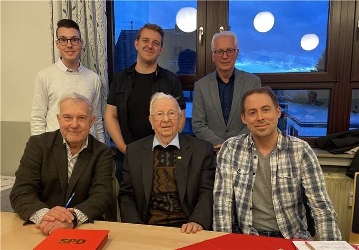 Vorne v.l. SPD-Vorsitzender Thomas Eckart, Richard Henn (60 Jahre Mitglied) und Martin Lücker (25 Jahre Mitglied), hinten v.l. SPD-Geschäftsführer Leon Schick, der stellv. SPDVorsitzende Marcel May und Bürgermeister Volker Mendel. Foto: Markus Müller