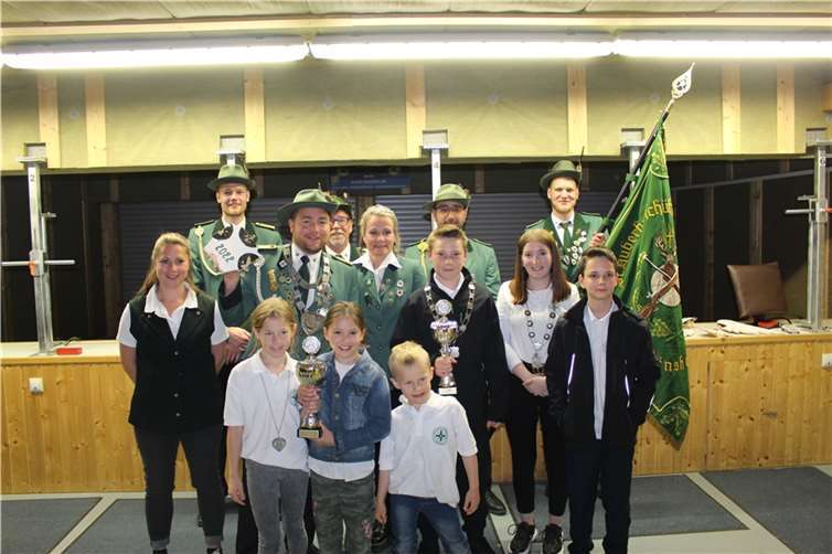 Vorne (v.l.): Sina Graziola, Chleo Deutz, Mats Graziola. Mitte (v.l.): Anne Ott, Marc und Verena Graziola, Rocco Paciello, Kiara Paffhausen, Justin Knoop. Hinten (v.l.): Rico Ewenz, Paul Paffhausen, Michael Stüber und Michael Vossenkuhl.  Foto: privat