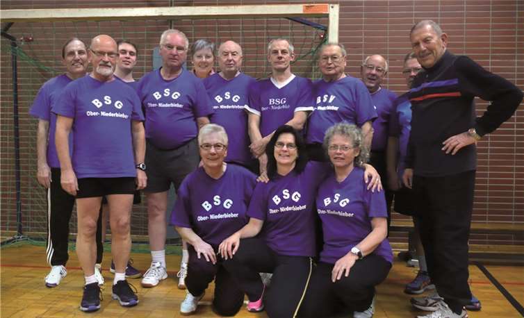 Vorne (v.l.): die Übungsleiterinnen Klothilde Palm, Birgit Faber-Hollmann und Ursula Krebs. Hinten: 1. Vorsitzender Werner Ritter (2.v.l.), Kassenwart Friedel Becker (3.v.r.), Schriftführer Josef Palm (4.v.r.) und Übungsleiter Frank Leiberger (5.v.r.).privat