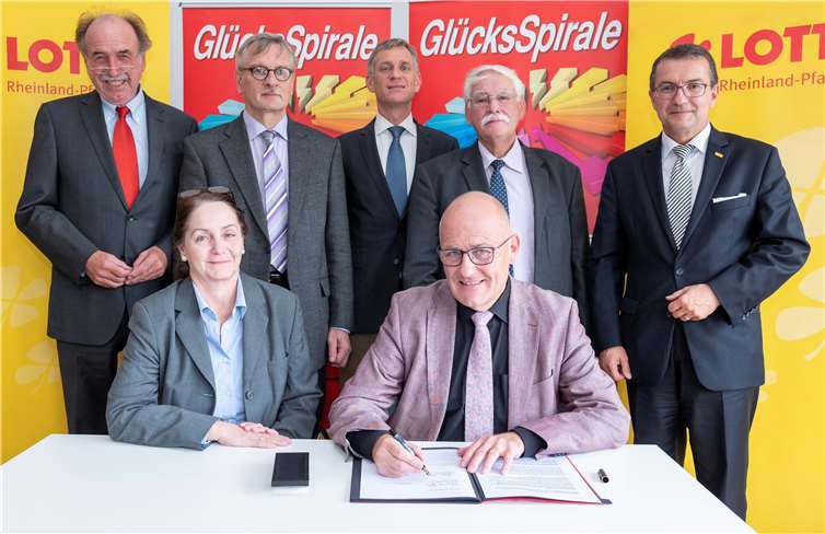 Vorne v.li. Dr. Ursula Schirmer (Deutsche Stiftung Denkmalschutz), Pfarrer Albrecht Bähr (LIGA der freien Wohlfahrtspflege Landessportbund Rheinland-Pfalz in Rheinland-Pfalz). Hinten v.li. Peter Stieber ( Landesmusikrat Rheinland-Pfalz), Dr. Hartmut Heidenreich (ELAN Rheinland-Pfalz), Jochen Krebühl (Stiftung Natur und Umwelt), Walter Desch (Landessportbund) sowie Lotto-Geschäftsführer Jürgen Häfner.Stefan Sämmer