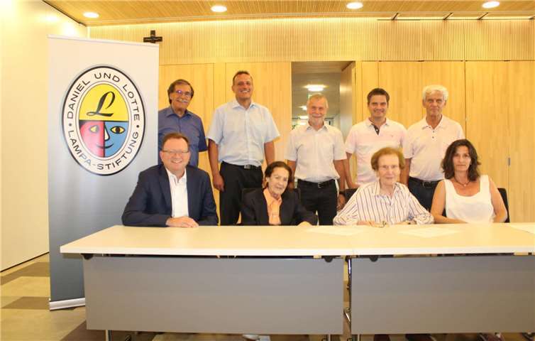 Vorne v.li.: Georg Moesta, Lotte Lampa, Daniel Lampa, Dr. Tanja Lampa. Hinten v.li.: Klaus Bell, Peter Wilkes, Paul Mohr, Boris Lampa, Alfred Lampa. Foto: Lampa-Stiftung