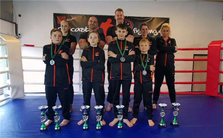 Vorne v.li. Mark Bärhausen, Marlon Nickel, Leonid Arampatzudis und Jonas Ewy sowie hinten v.li. Jule Fandel, Patrick Springer, Simon Schmidt, Carina Sesterheim und Sarah Klee. Quelle: Outcast Fighting e.V.