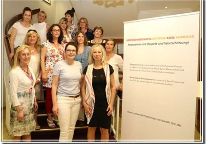 Vorne v.li.n.re.: Andrea Regenery und Heike Krämer-Resch. privat