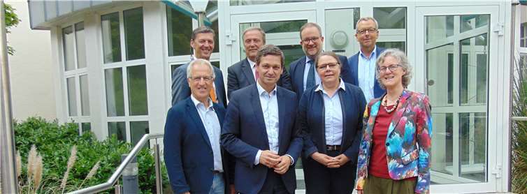 (Vorne v.li.n.re.) Josef Dötsch, MdL, Fraktionsvorsitzender Christian Baldauf, Dekanin Pflegewissenschaft JProf. Dr. Erika Sirsch, Dekanin Theologie Prof. Sr. Dr. Margareta Gruber OSF, hintere Reihe: Kaufmännischer Geschäftsführer Michael Zimmermann, Stadtbürgermeister Gerd Jung, Rektor Prof. Dr. Dr. Holger Zaborowski und Gründungsdekan Pflegewissenschaft Prof. Dr. Frank Weidner. Foto: privat