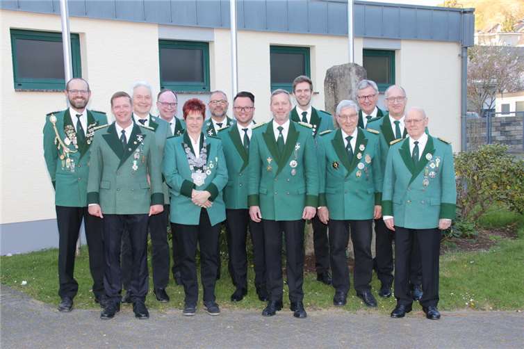 Vorne v.l.n.r.: Christoph Prangenberg, Theresia Liedhegener, Hans-Peter Füllenbach, Jörg Gries, Günter Hammer, Heinz Scharenberg. Hinten v.l.n.r.: Michael Zimmermann, Hans-Peter Hesseler, Thomas Boden, Michael Hesseler, Jan Hammer, Rudolf Boden, Rolf Hammer.  Foto: Kurt Zimmermann