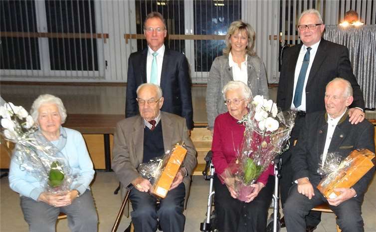 (Vorne von links) Helene Noll, Alwin Engel , Margareta Schmitz und Alfred Knier sowie (hinten von links) Ortsvorsteher Alfons Schumacher, die stellvertretende Ortsvorsteherin Bärbel Schäfgen und der Beigeordnete Albrecht Schmitz. privat
