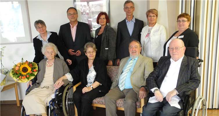 Vorne von links: die Jubilarin, Tochter und Schwiegersohn Gisela und Wolfgang Schwindt, Bewohnerbeiratsvorsitzender Friedrich Maurer. Hinten von links: Pfarrerin Inge Gaebel, Verbandsbürgermeister Bernd Weidenbach, Stellvertretende Einrichtungsleiterin Cindy – Beate Engelhardt, Stadtbürgermeister Udo Heuser, Wohnbereichsleiterin Olga Daungauer und stellvertretende Pflegedienstleiterin Galina Richter.Foto: Marienhaus Bad Breisig