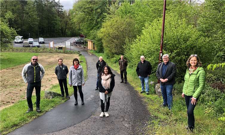 Vorne von rechts nach links: Carmen Boden (Ortsbürgermeisterin Hausen), Michael Mahlert (1. Kreisbeigeordneter), Lilija Noll (Dorferneuerung, Kreisverwaltung Neuwied), Irmgard Schröer (Geschäftsführerin Naturpark Rhein-Westerwald), Markus Dutz (1. Beigeordneter Hausen). Hinten: Vertreter vom WesterwaldSteig.Foto: Kreisverwaltung Neuwied