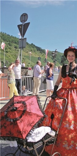 Vornehmes und Kokettes aus längst vergangenen Tagen - unvergessliche Mode aus dem 18. und 19. Jahrhundert.TE