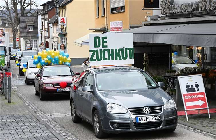 Vorneweg der Prunkwagen von Hans-Peter Floter, einem waschechten Sinziger Urgestein im Karneval.