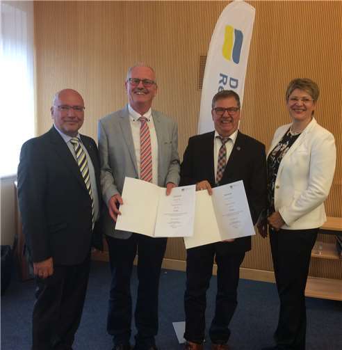 Vors. Vertretervers. Rüdiger Herrmann, Manfred Bauer, Winfried F. Erbar, Präsidentin Gundula Roßbach (v.l.).  privat