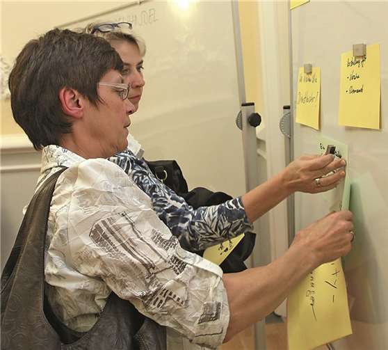 Vorschläge für eine bessere Entwicklung des Einzelhandels in der Kreisstadt konnten auf Karten aufgeschrieben an eine Pinnwand angebracht werden.BÜN