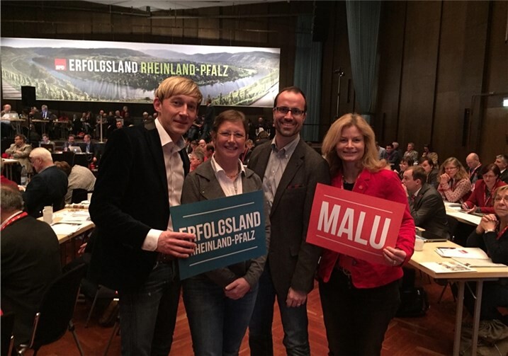 Vorschlag für die Bildunterschrift: Der SPD-Kreisvorsitzende Marc Ruland, MdL, mit den Direktkandidatinnen und -kandidaten aus dem Landkreis Mayen-Koblenz (v.l.n.r.): Karin Küsel-Ferber, Clemens Hoch und Martina Luig-Kaspari auf der Landesvertreterversammlung der rheinland-pfälzischen SPD.privat