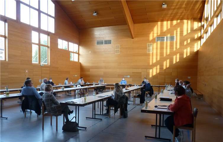 Vorschriftsmäßig auf Abstand und mit Mundschutzmasken nahmen die Ratsmitglieder in der örtlichen Lavahalle Platz. Fotos: HE