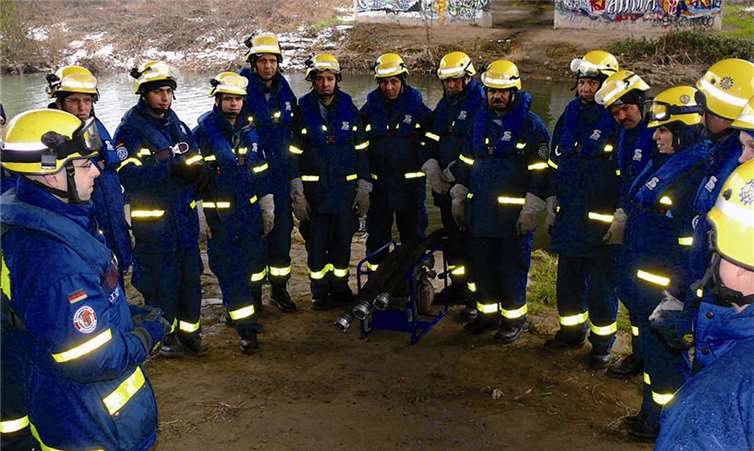 Vorschriftsmäßig ausgerüstet mit der Sicherheitskleidung des THW sind es für die Tunesier vom Office Nationale de la Protection Civile (ONPC) Tunis in Sinzig keine leichten Wochen. Sie haben viel zu Lernen.THW