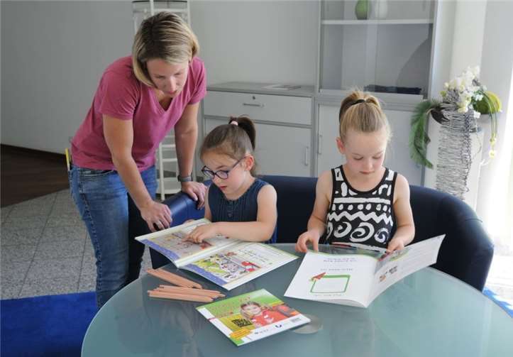 Vorschulkinder können sich zu Hause mit dem Schulwegheft auf den zukünftigen Schulweg vorbereiten.Quelle: Unfallkasse Rheinland-Pfalz
