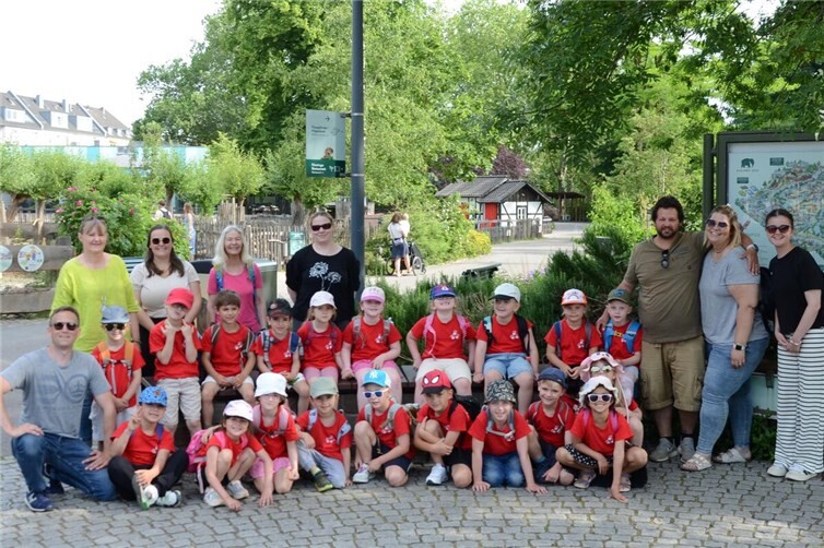 Vorschulkinder und Erzieherteam im Kölner Zoo