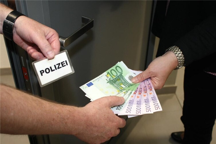 Vorsicht: Dienstausweise können gefälscht sein. Die Polizei würde niemals Bargeld oder Wertgegenstände entgegennehmen um sie in Sicherheit zu bringen.