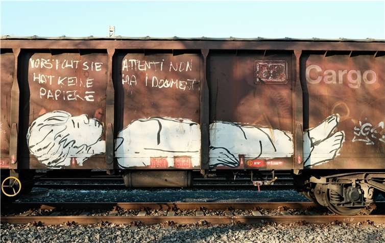 Vorsicht, Er/Sie hat keine Papiere“ steht auf den Wagons mit den Zeichnungen.  Quelle: Herbert A. Eberth
