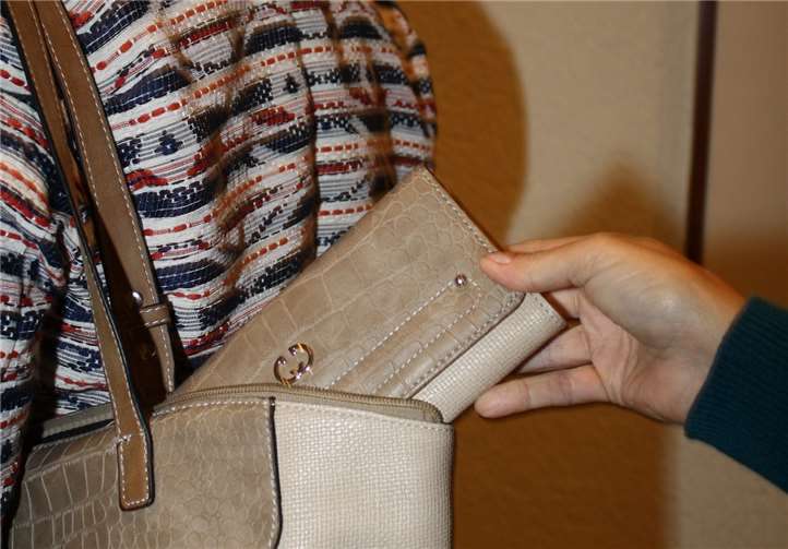 Vorsicht beim Einkauf. Keine offenen Handtaschen arglos über der Schulter tragen. Es bedeutet oft eine Einladung für Diebe.