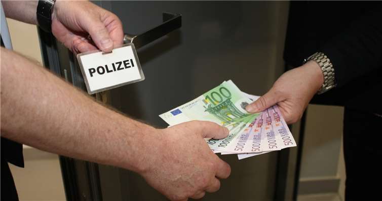 Vorsicht ist unter anderem vor falschen Polizeibeamten geboten, die angeblich Geld und sonstige Wertsachen in Sicherheit bringen wollen.