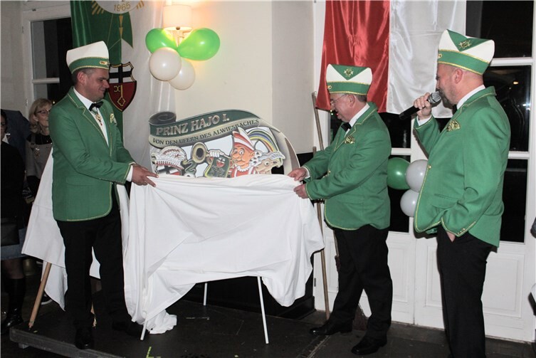 Vorsichtig enthüllten die Adjutanten von Hajo I. den Sessionsorden.