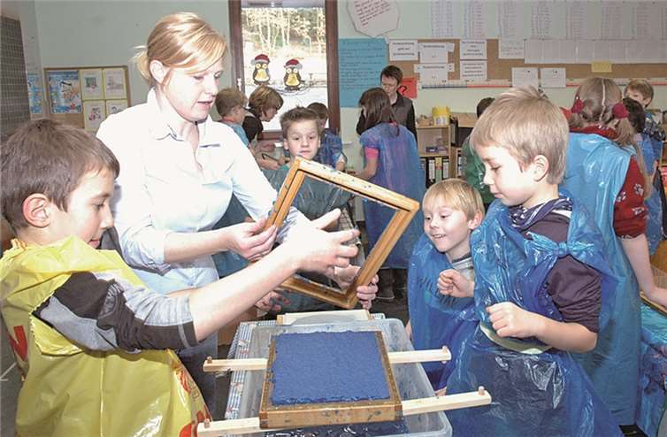 Vorsichtig musste der Schöpfrahmen mit dem Papierbrei aus der Wanne gehoben werden.