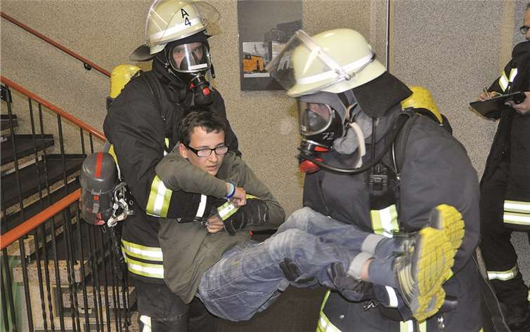 Vorsichtig werden Menschen nach unter transportiert. AB