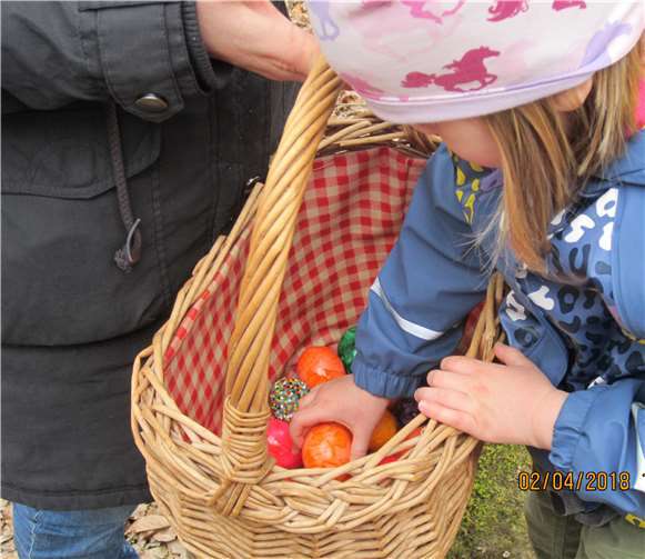 Vorsichtig werden die gefundenen Ostereier in den Korb gelegt.