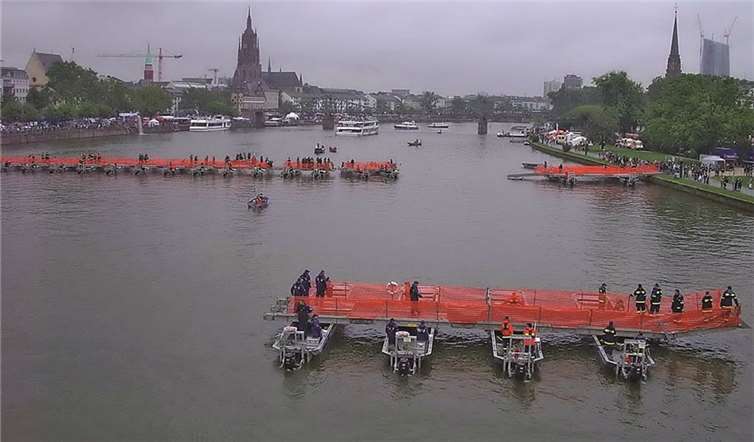 Vorsichtig wurden die Pontons zum Lückenschluss herangefahren. Die beiden linken Schwimmkörper sind die des Ortsverbandes Sinzig. Im Hintergrund der historische Frankfurter Dom, ganz auf der rechten Seite der Neubau der Europäischen Zentralbank.privat