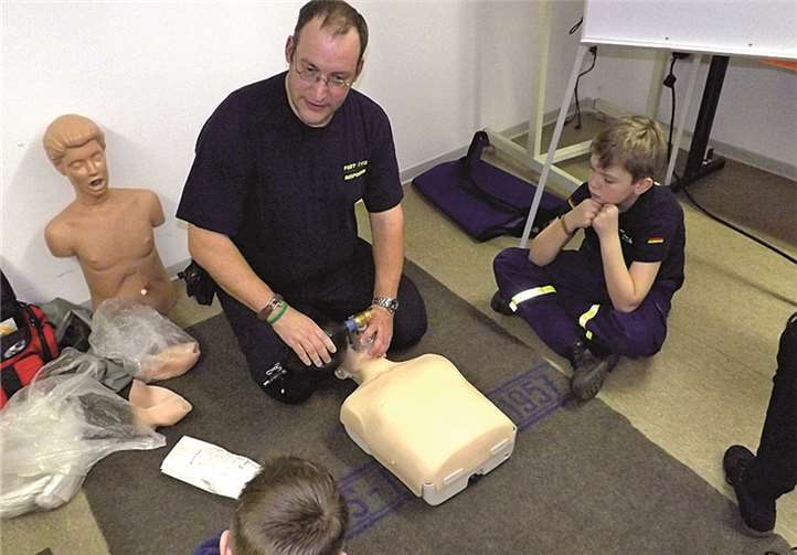 Vorsichtsmaßnahmen bei Verletzungen der Halswirbelsäule (HLW).