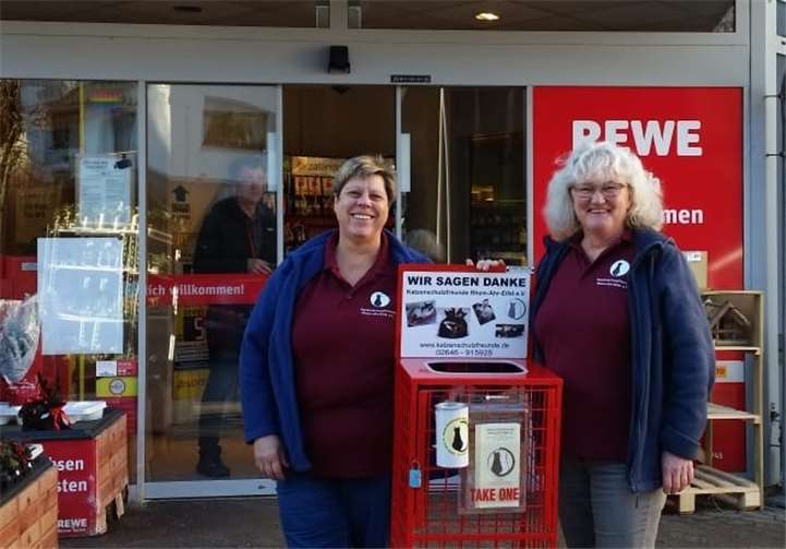 Vorsitzende Andrea Brezina (l.) und eine weitere Helferin von den Katzenschutzfreunden übergaben die Futterspendenbox. privat