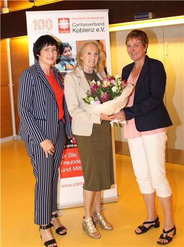 Vorsitzende Anette Moesta und Caritasdirektorin Martina Best-Liesenfeld überreichten der Historikerin Petra Habrock-Henrich einen Blumenstrauß für die beeindruckenden Ausführungen. Caritasverband Koblenz