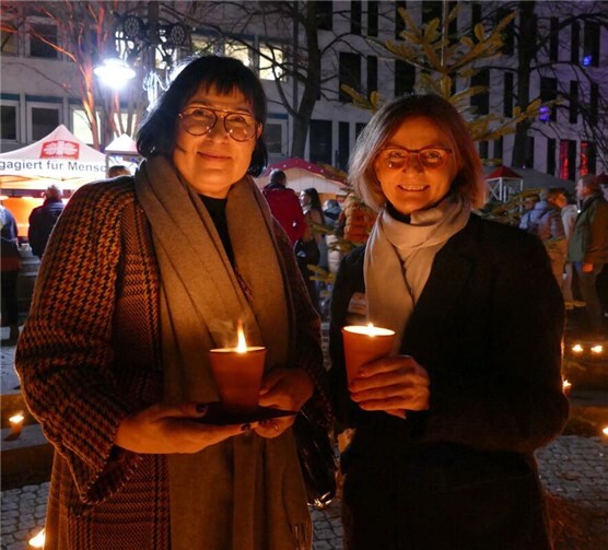 Vorsitzende Anette Moesta und Caritasdirektorin Victoria Müller-Ensel zündeten gemeinsam eine Kerze an.