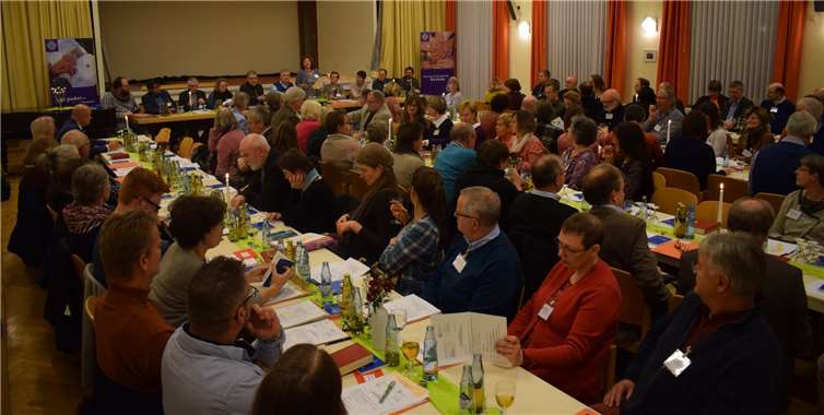 Vorsitzende Anja Beeres (stehend) begrüßte erstmals in der Synode Propst Klaus-Volker Schütz, der sich den Synodalen vorstellte. Seit Oktober gehört das Dekanat zur Propstei Rheinhessen und Nassauer Land.