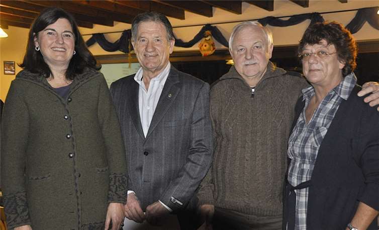 Vorsitzende Anke Hülster (l) und Sportwartin Judith Steger (r) ehren für 25-jährige Treue Walter Wendlandt und Ebi Keiner (v.l.).AB