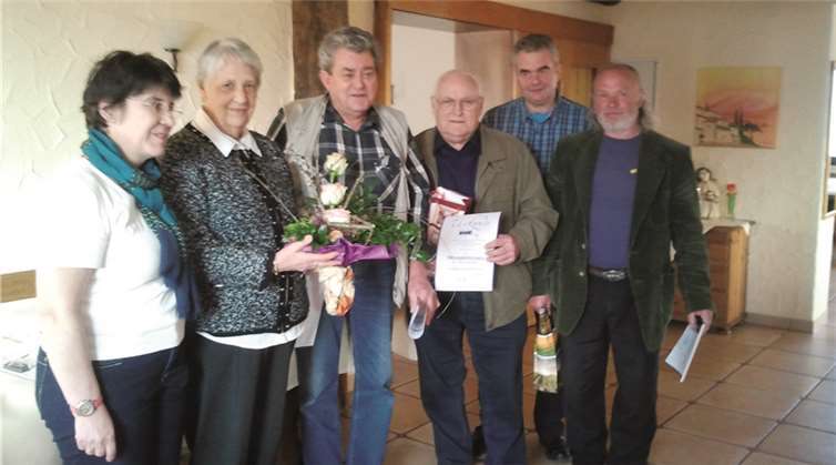 Vorsitzende Annette Betzing (v. l.) ehrte Marlene Zeschmann, Josef Rohm, Arthur Runkler, Lothar Jungbluth und Gerd-Harry Warkus für langjährige Treue zum VdK. privat