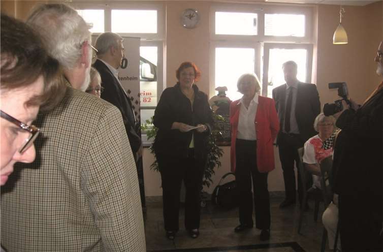 Vorsitzende Barbara Heymann (M.) ehrt Vorstandsmitglied Helena Klein.