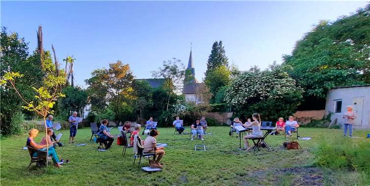 Vorsitzende Catrin Röder stellte kurzerhand ihre Wiese zur Verfügung, und das Wetter zeigte sich von seiner besten Seite. Foto: privat