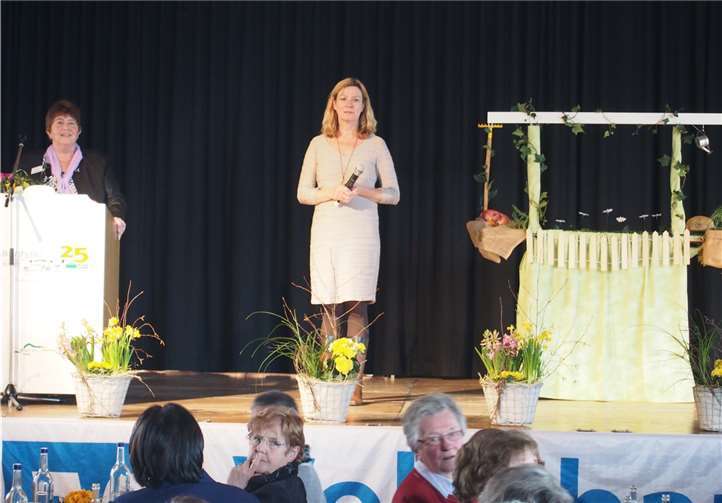 Vorsitzende Christel Zimmermann (li.) und Gartenexpertin Heike Boomgaarden.