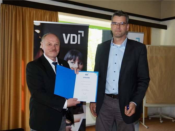 Vorsitzende, Dipl.-Ing. Werner Schumacher (links) überreichte Dipl.-Ing. Markus Jächel (rechts) die Urkunde.  Foto: privat
